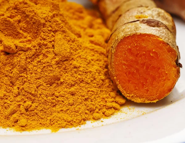 La cúrcuma se conoce por sus impresionates beneficios curativos y medicinales.
