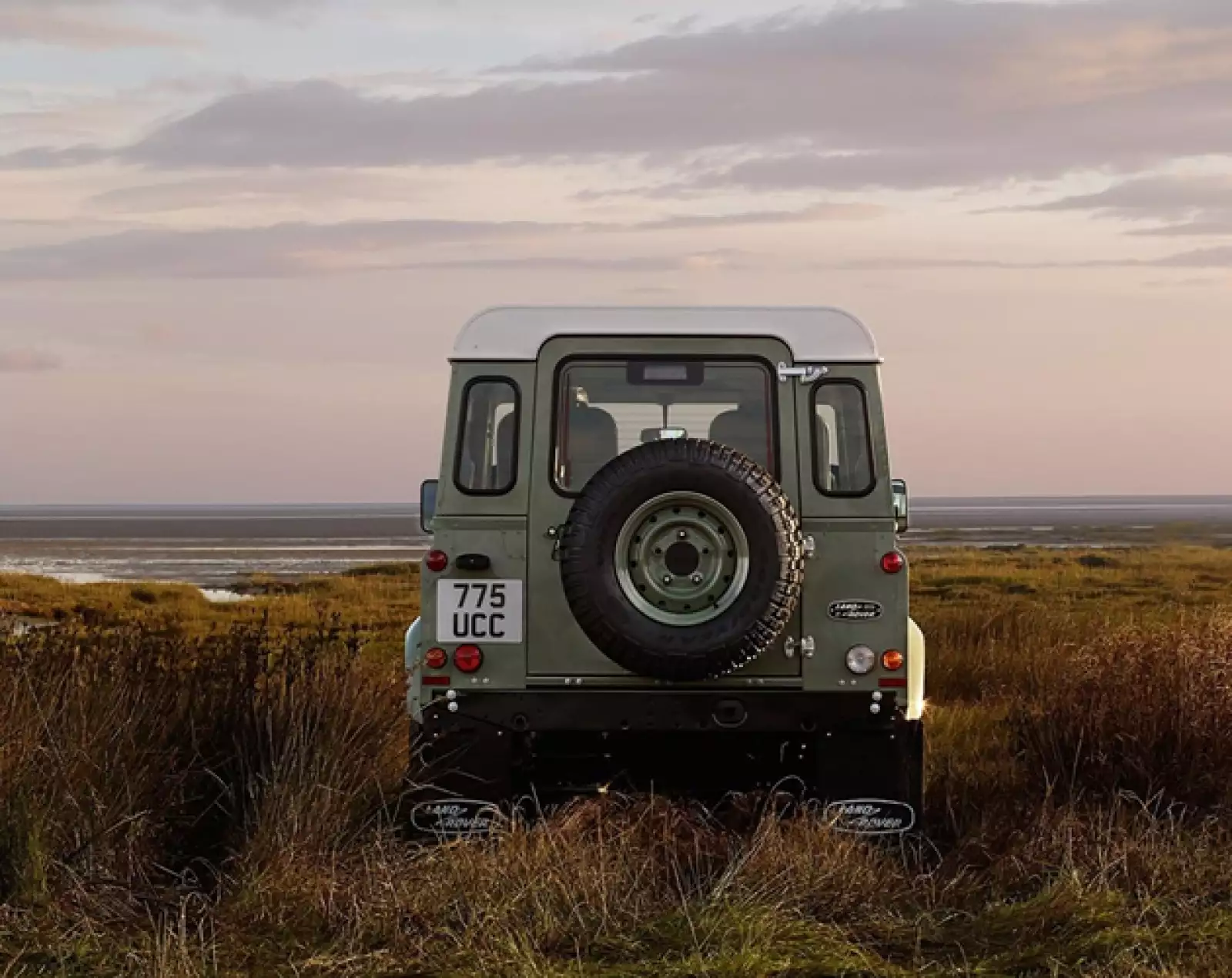 El interior estará vestido por cuero y habrá dos versiones, 110 Station Wagon y 90 Station Wagon.