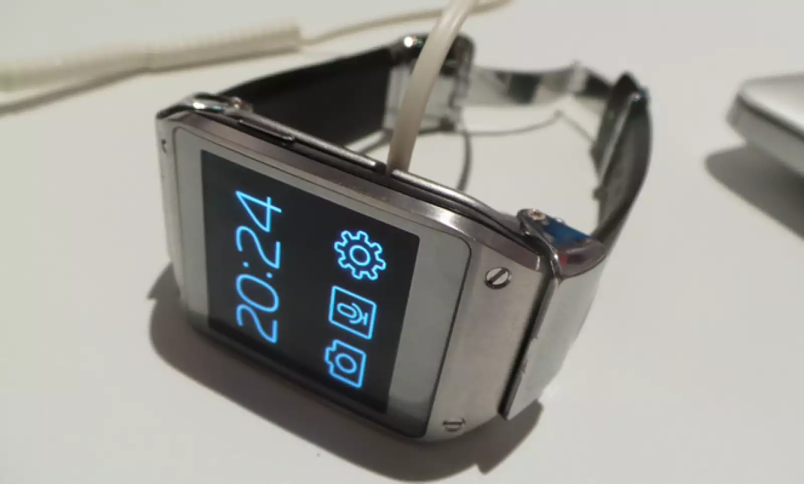 El reloj estará disponible en seis colores: verde, beige, naranja, gris, negro y champagne.