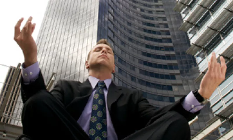 Mejorar la productividad y la concentración son algunos de los beneficios de practicar yoga en la oficina. (Foto: Getty Images)