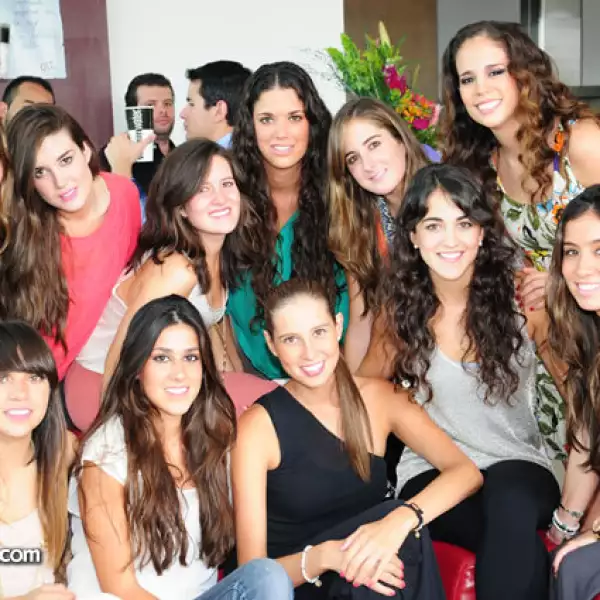 Fer Ibarra festejando con sus mejores amigas