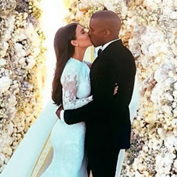 Una de las bodas más esperadas del showbiz fue la de Kim y Kanye, por ello esta memorable foto alcanzó los 2.4 millones de likes.