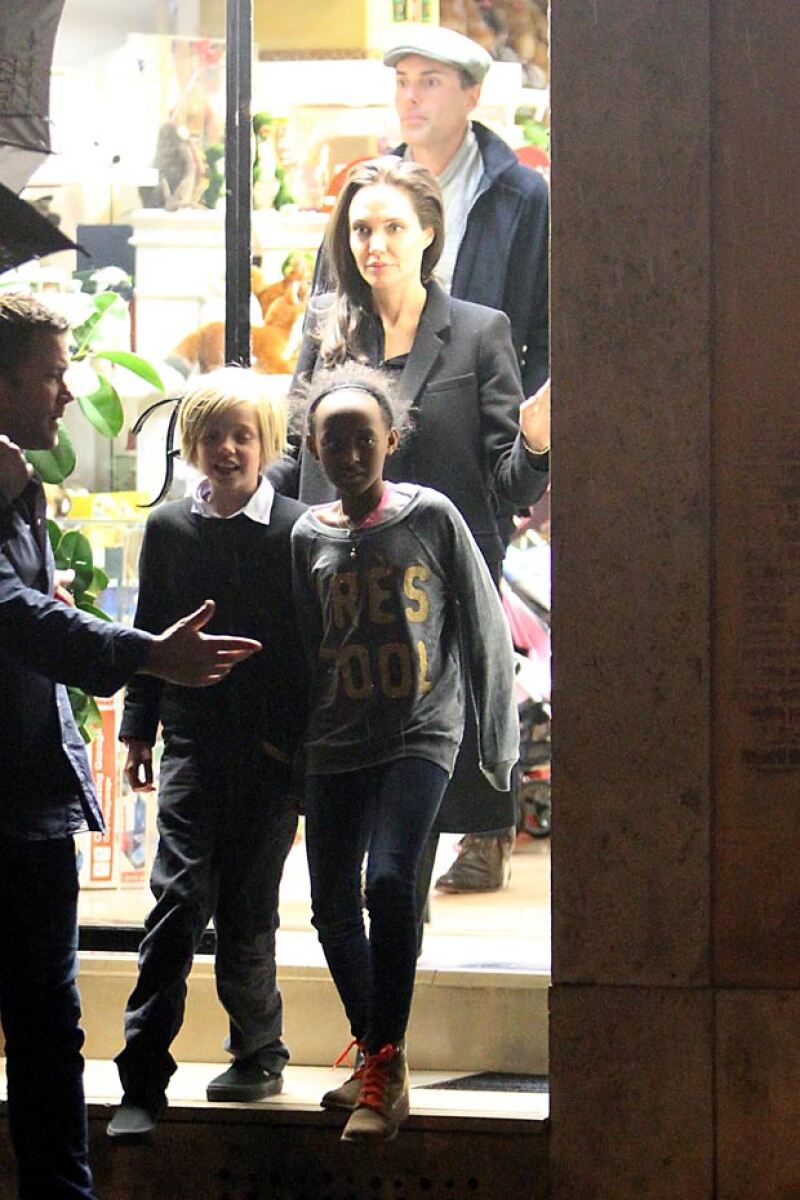 Angelina Jolie fue captada un día antes de reunirse con el papa Francisco en Roma, en compañía de sus dos hijas mayores.