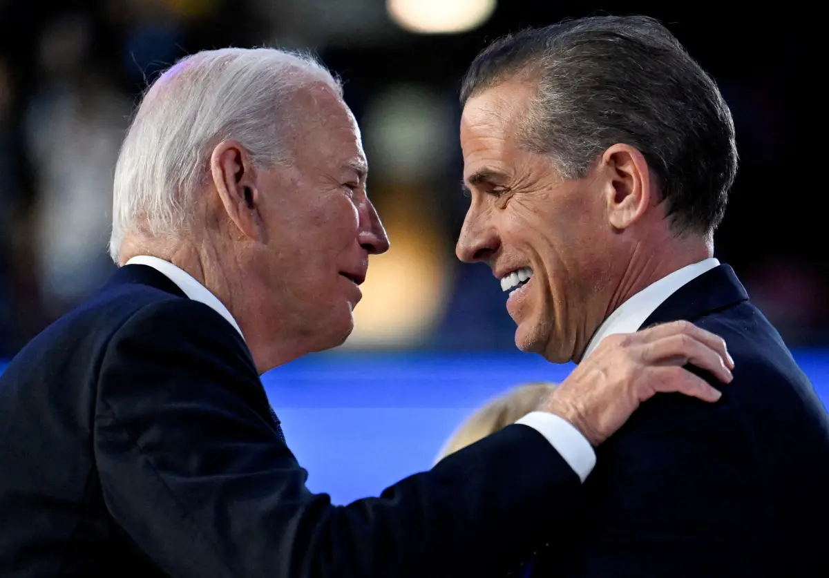 El presidente de los Estados Unidos, Joe Biden, saluda a su hijo Hunter Biden en la Convención Nacional Demócrata (DNC) en Chicago, Illinois, EE. UU. el 19 de agosto de 2024.