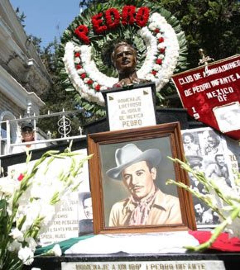 Cientos de personas conmemoraron el aniversario luctuoso del actor mexicano con una misa en la Basílica de Guadalupe y una reunión en el Panteón Jardín.