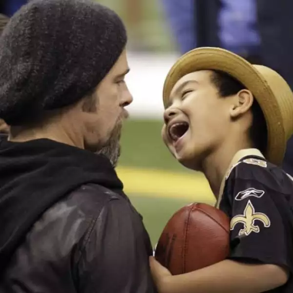 El actor estadounidense llevó a su hijo adoptivo Maddox a apoyar a los Santos de Nueva Orleans.