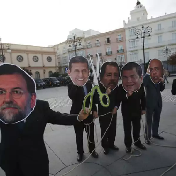 En Cádiz, sede de la Cumbre y una de las ciudades que centralizó gran parte del comercio entre las dos orillas del Atlántico durante la época de la colonia, se registraron protestas contra los mandatarios.