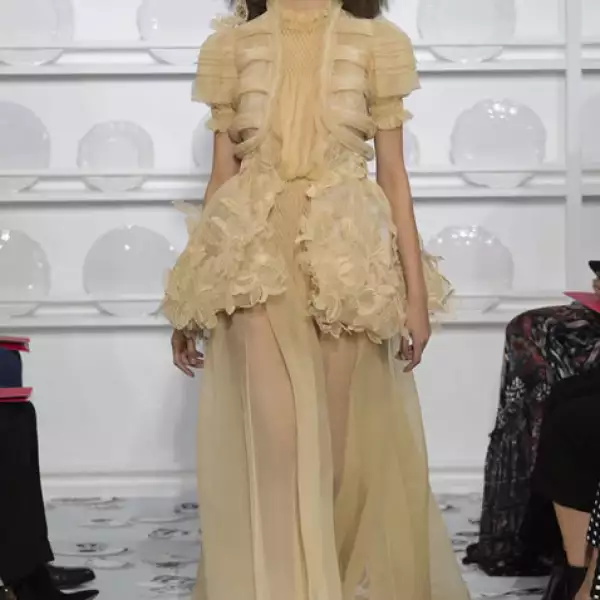 Schiaparelli: Las transparencias hicieron aparición en la pasarela.