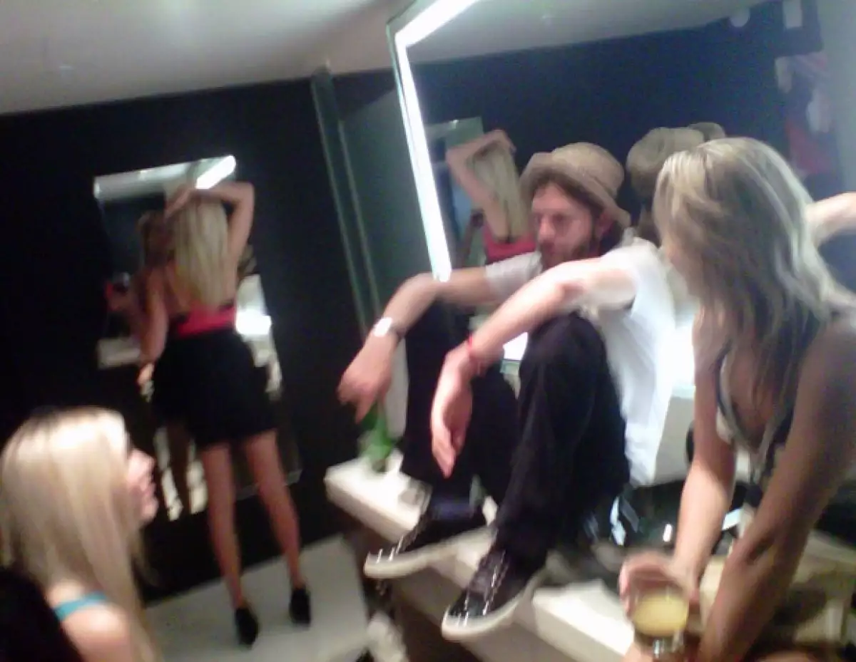 Ashton fue captado durante una fiesta donde estuvo con diversas mujeres, entre ellas Sara Leal.