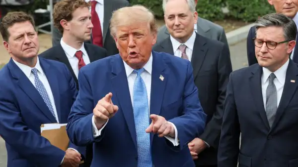 Trump fuera de la Casa Blanca la semana pasada luego de haberse reunido con los principales líderes de la IA. 
