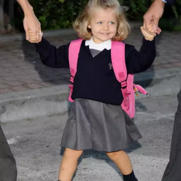 Infanta Leonor, 2º en la línea de sucesión. Es difícil a veces ver el parecido entre hija y padre, pero este es evidente. El colorido en general es igual al de su padre, pero esa mirada profunda de ojos azules, es volver a ver a Felipe de pequeño.