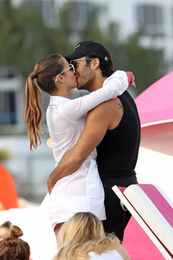 Es indudable que a esta atractiva pareja la une una gran pasión.