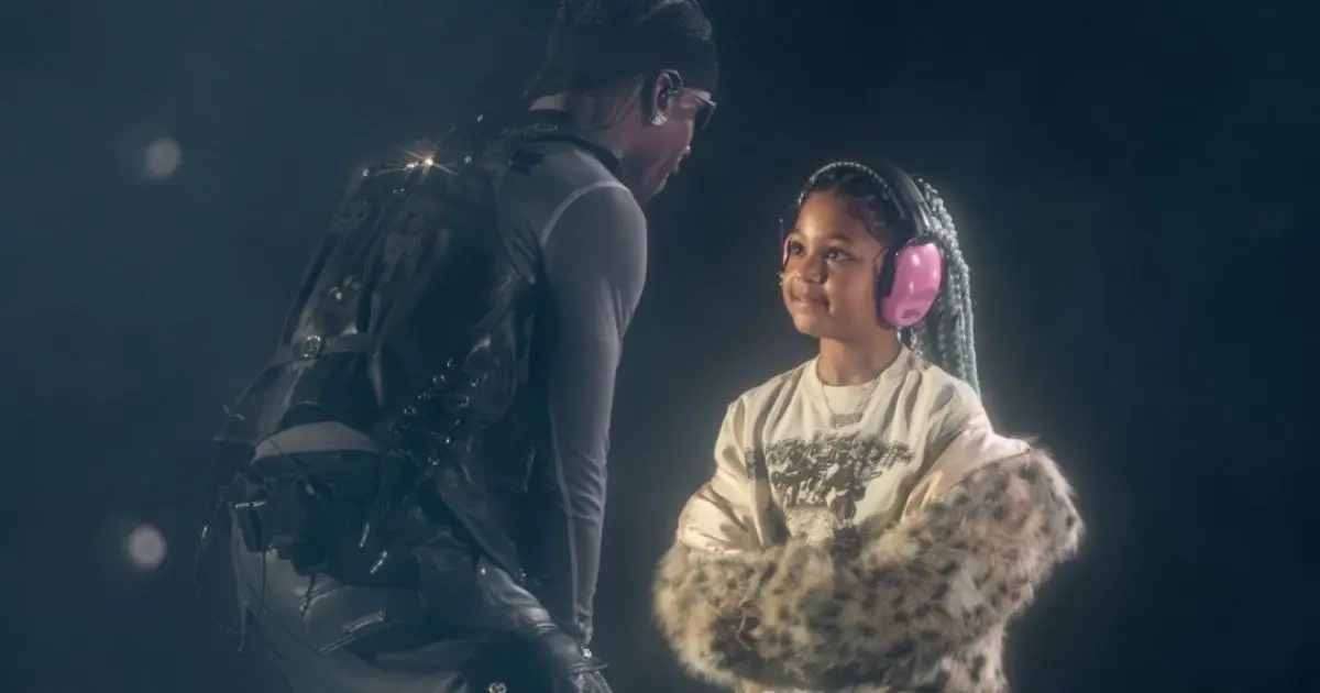 stormi-y-travis-en-tokio.jpg