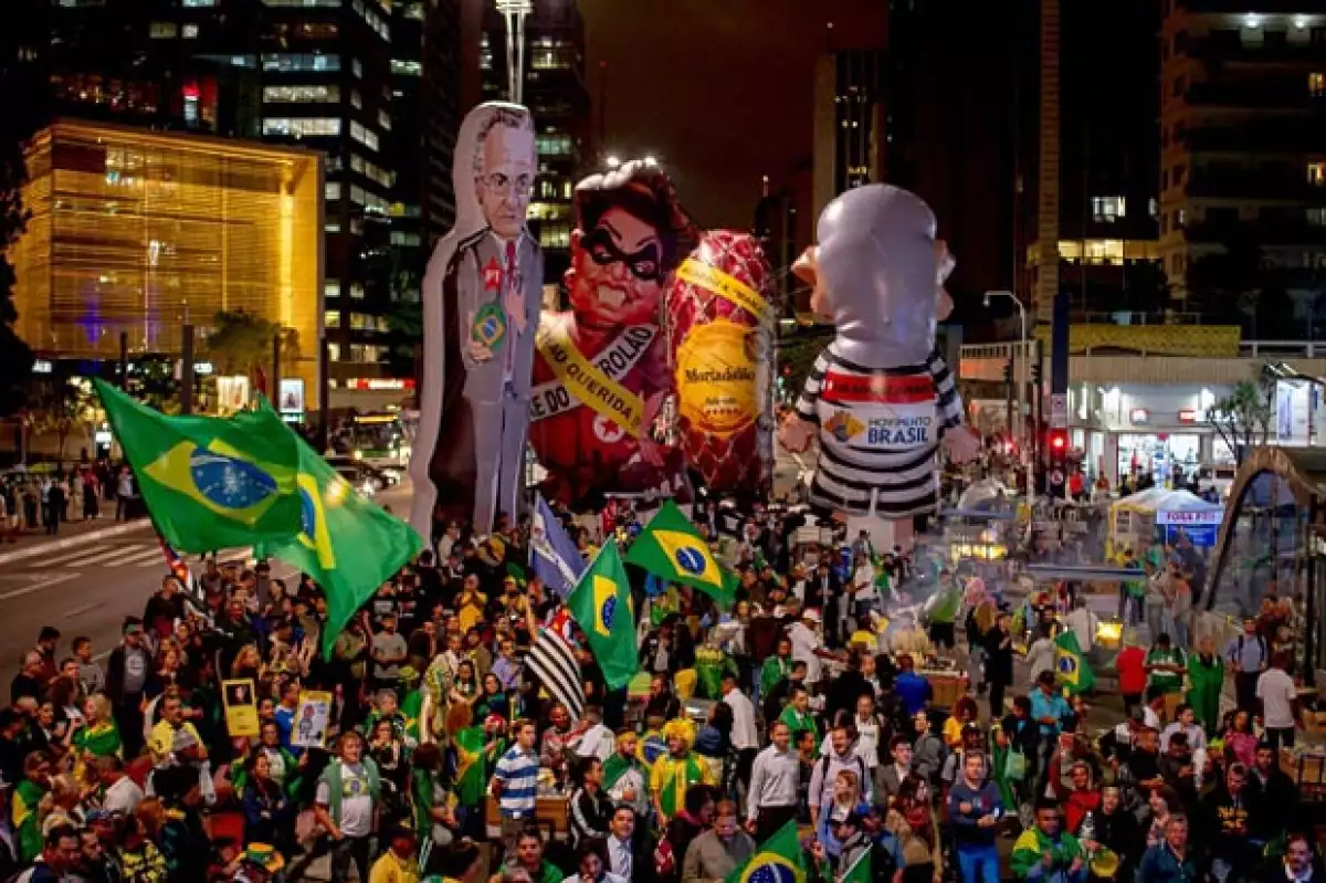 Algunos sectores de la población brasileña se mostraron a favor de la suspensión de Rouseff.