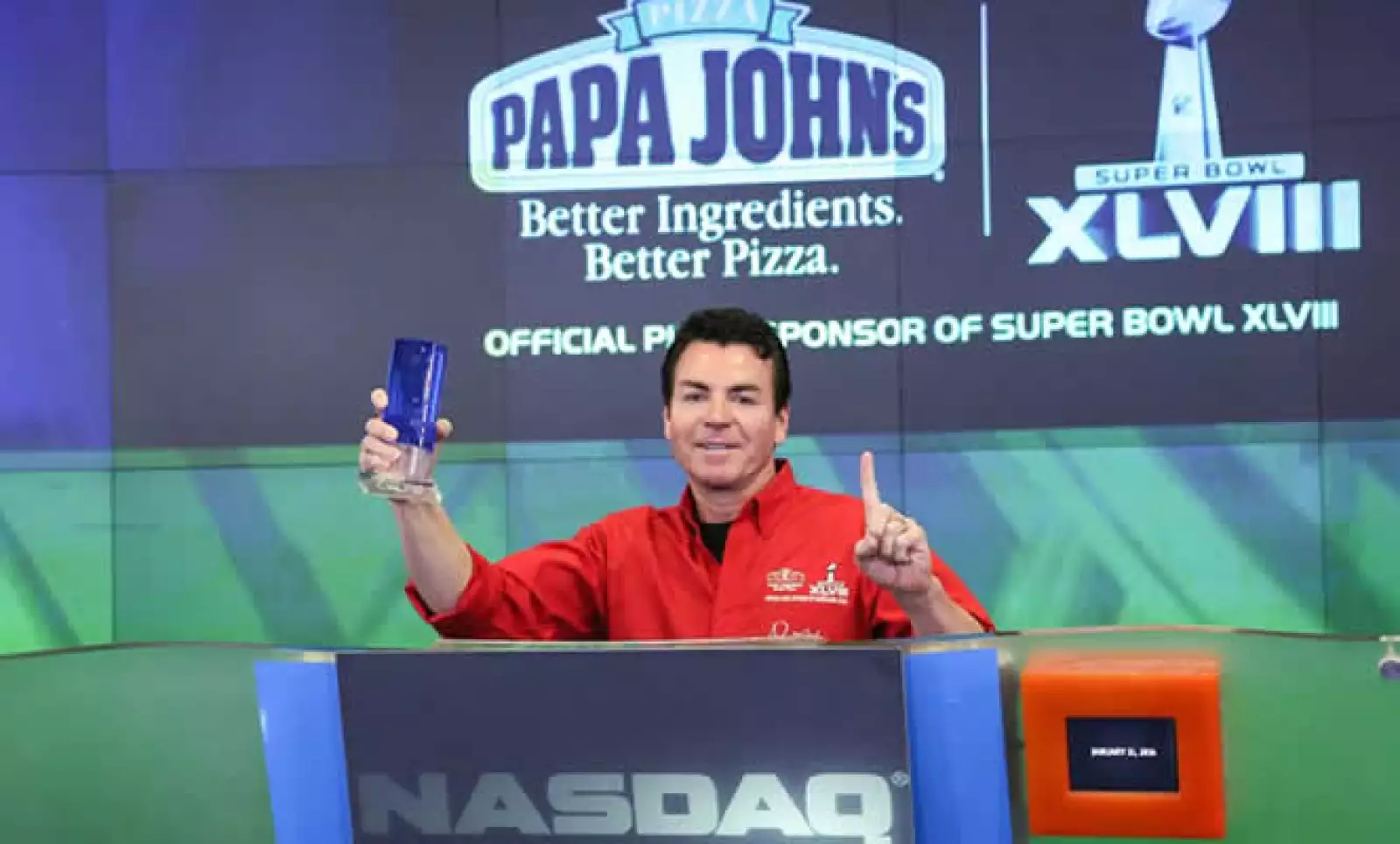 En 2012, Schnatter dijo que la Ley de Asistencia, que hace posible el Obamacare y otros programas de salud, haría que el precio la pizza grande subiera 14 centavos. Quienes están a favor de la ley se burlaron de Schnatter de Facebook. Lo que demuestra que