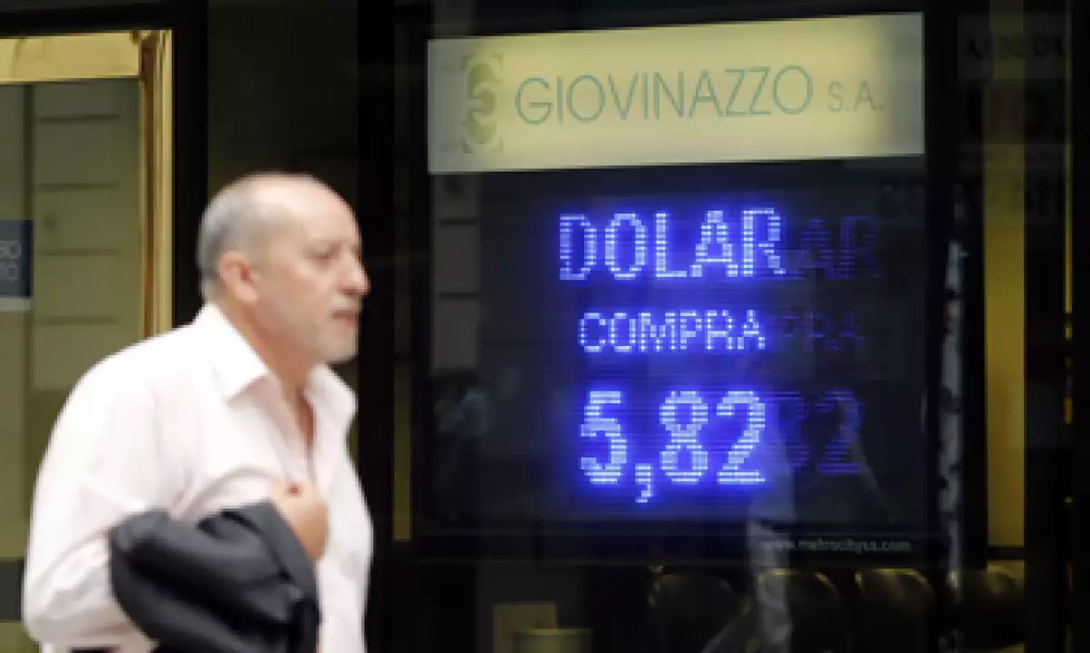 La calificadora advierte que es poco claro qué medidas usará el Gobierno para combatir la huida de cpaitales, controlar la inflación y restaurar la confianza de los inversores. . (Foto: Reuters)