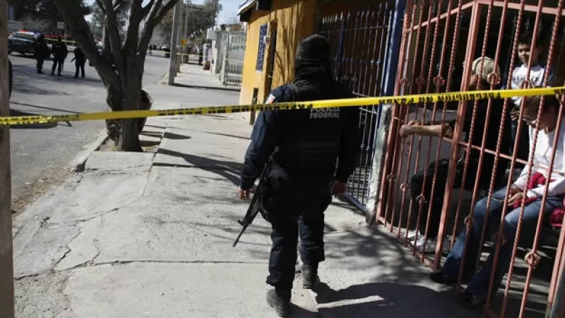 policia vigila zona de asesinato de jovenes