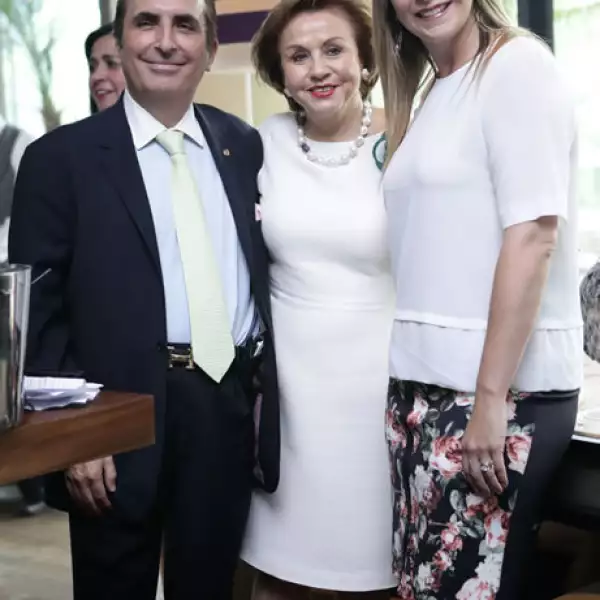 Bernard Devillele,Chayo Sandoval y Giselle Rivero