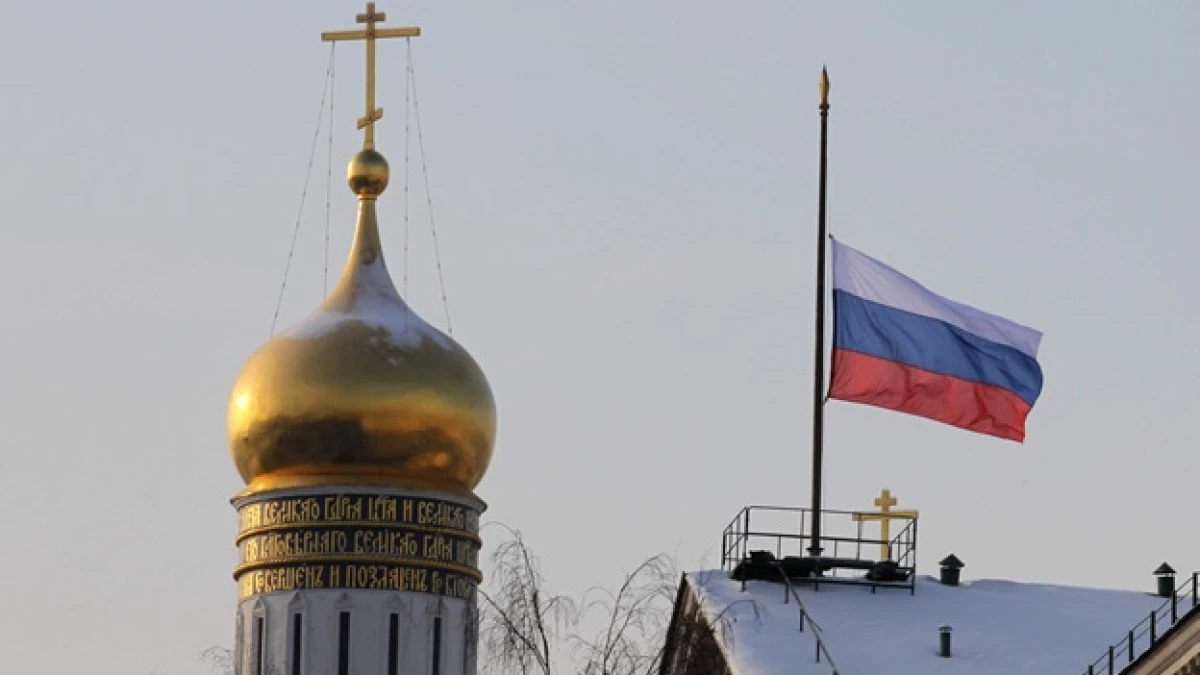 Bandera rusa a media asta victimas de aeropuerto Domodedovo