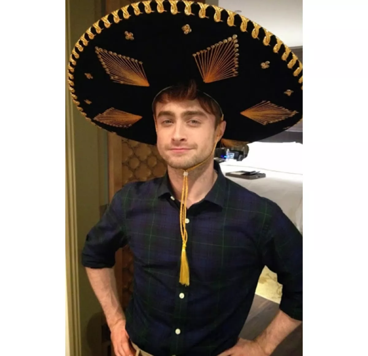 Daniel luciendo orgulloso su gran sombrero de charro.