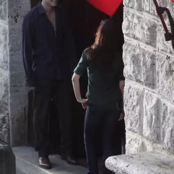 Entre escena y escena, Rob y Kristen se relajan y platican un poco. Ambos actores han demostrado tener una excelente química en pantalla y fuera de ella.