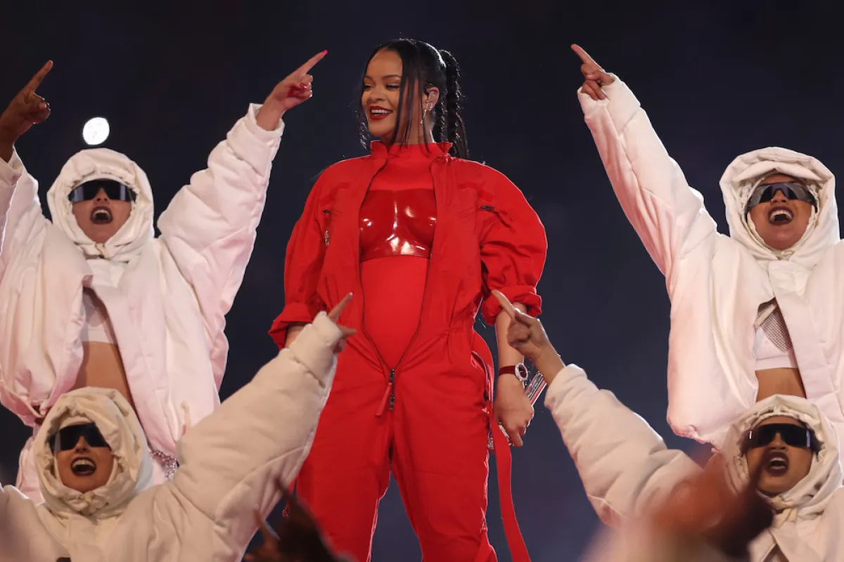 Rihanna vestida de rojo durante el Super Bowl 2023. 