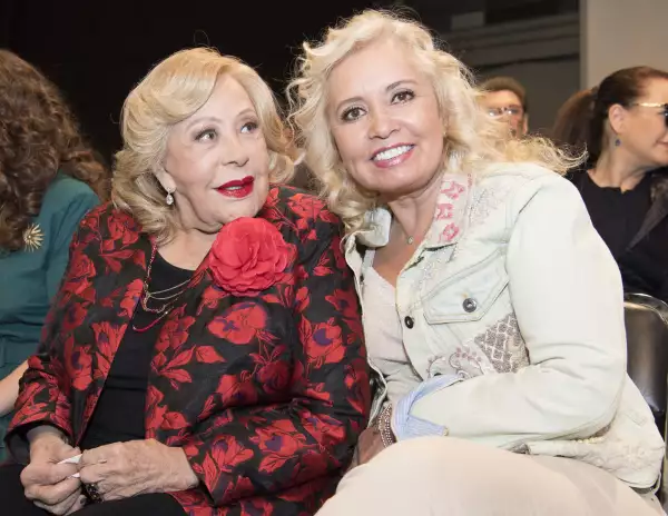 Silvia Pinal y Carla Estrada.