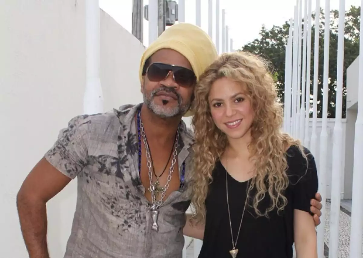 Mientras Piqué deja todo en la cancha con la selección española en la copa de fútbol, Shakira, Milan y los padres del futbolista disfrutan sus vacaciones en Brasil.