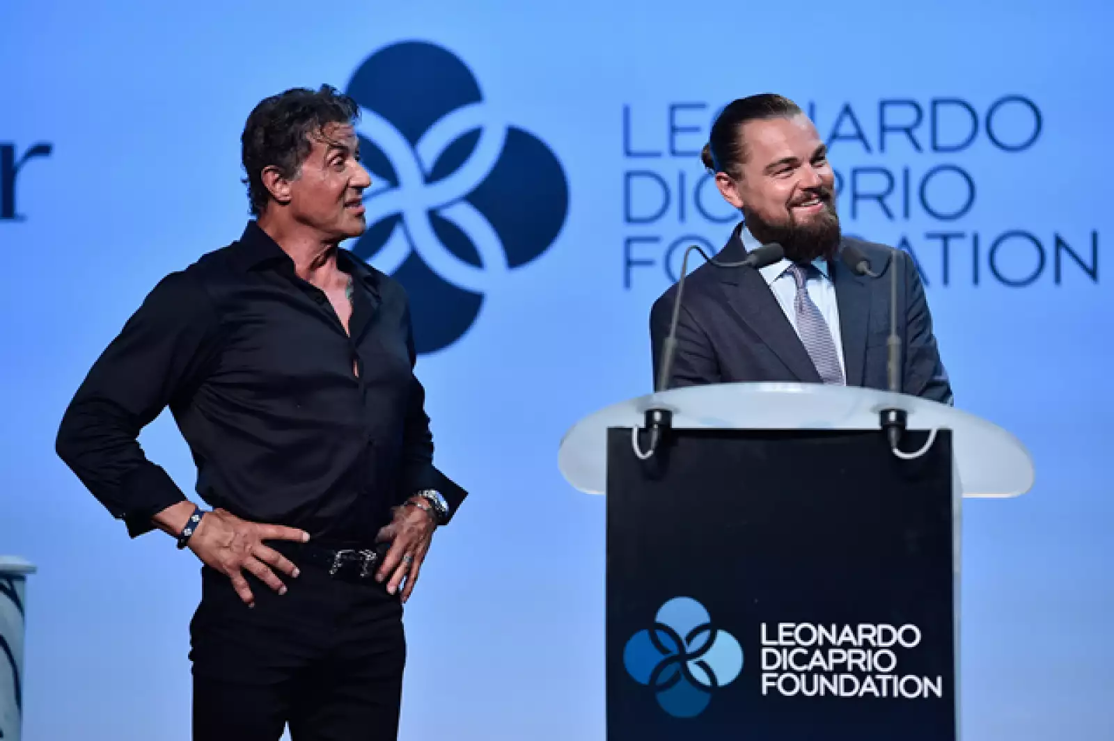 Además de reunir a importantes celebs, Leo logró recaudar más de 40 millones de dólares, que serán destinados a proyectos para proteger el medio ambiente. En la imagen aparece Leo con Sylvester Stallone.