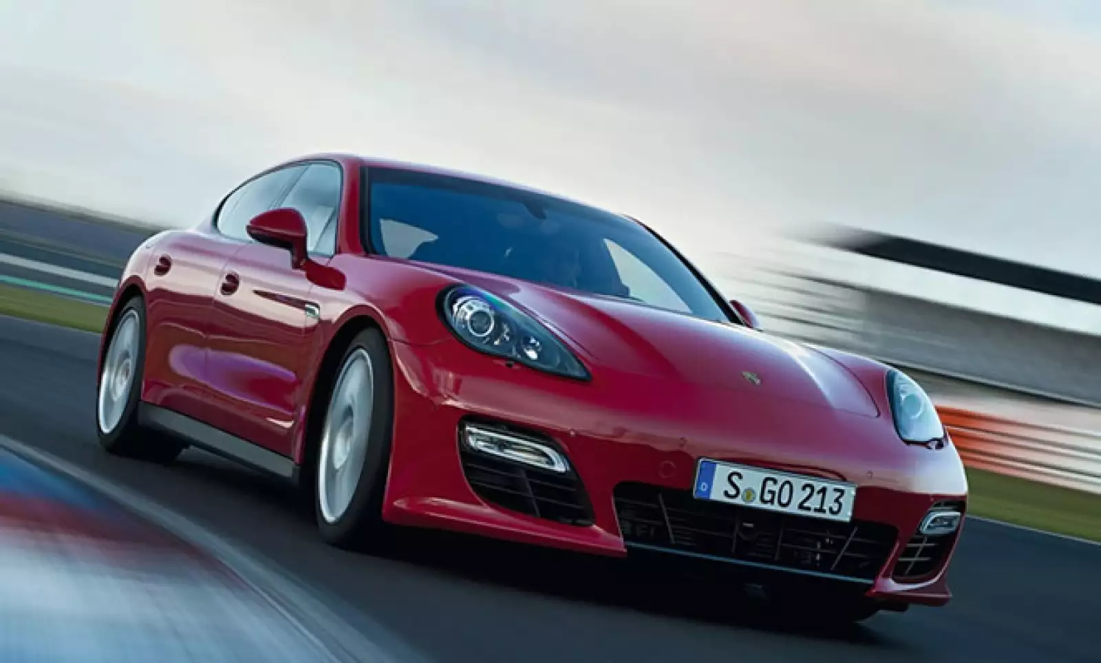 El nuevo bólido alemán, con algunos retoques en sus chasis, va de los 0 a los 100 kilómetros por hora en poco menos de 4.5 segundos.