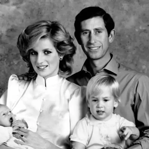 Los príncipes Guillermo y Enrique de Inglaterra han tenido que vivir con la ausencia de su madre Diana de Gales después de que ésta falleciera polémicamente en un accidente automovilístico en el Puente de Alma en París, junto a su entonces pareja Dodi Al.