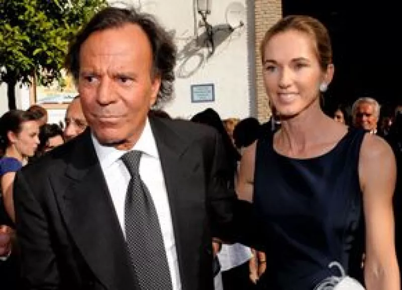 La noticia de que Julio Iglesias y Miranda Rijnsburger estarían esperando su sexto hijo "no es cierta", informó el portal de la revista ¡Hola!