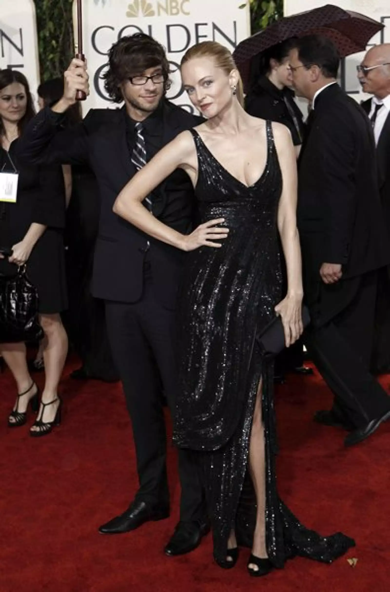 Heather Graham es toda perfección en este sexy vestido negro con bordados. El escote es profundo pero va bien con su tipo de cuerpo.