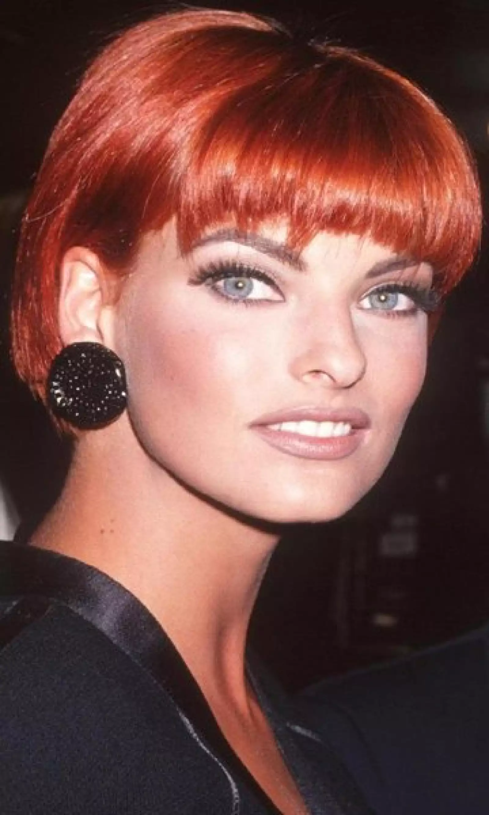 Con este color rojo cobre resaltan más sus ojos.