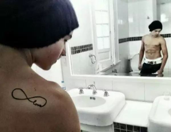 El hijo de Bárbara Mori dio a conocer su tatuaje en Twitter.