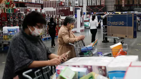 (Fila ara pagar en un supermercado)