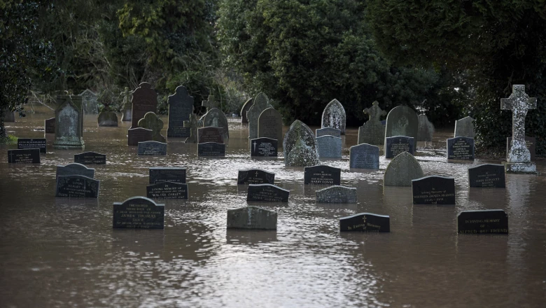 BRITAIN-WEATHER-STORM DENNIS