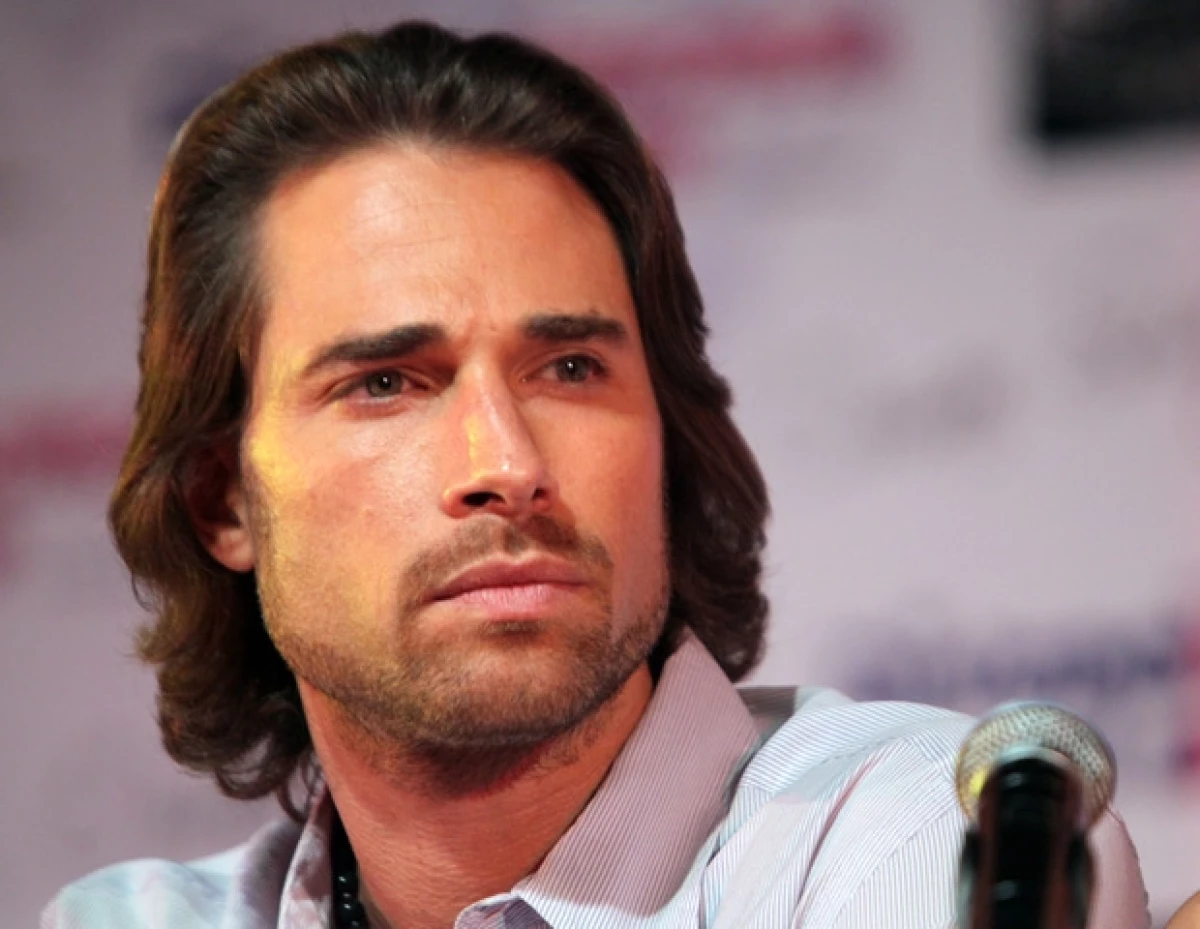 A pesar de ser una figura pública, el guapo actor, quien participará en la obra “Divorciémonos Mi Amor”, sigue un proceso penal contra una revista que ventiló detalles sobre su divorcio.