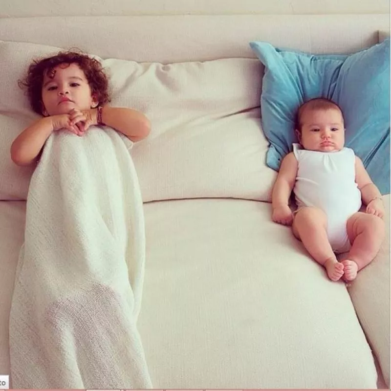 Los actores compartieron a través de Instagram tres memorables videos familiares en los que vemos el primer acercamiento entre la bebé y su hermana mayor, Erin.