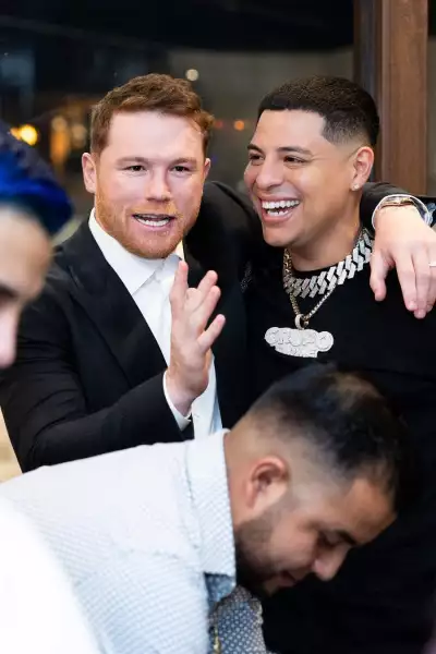 Canelo Álvarez, Grupo Firme y Carín Leon en los XV años de Emily Cinnamon