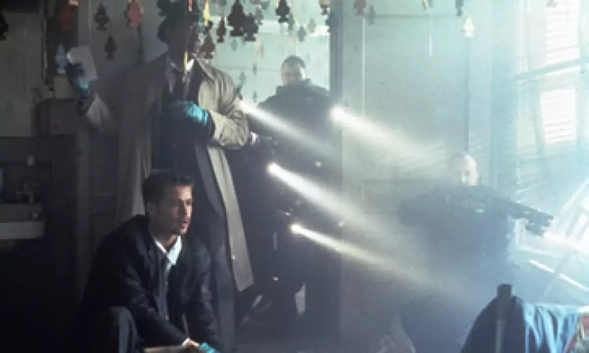 Brad Pitt (izquierda) en una de las escenas de Seven, que consolidó al reparto y a su director (Foto: Getty Images/Archivo )