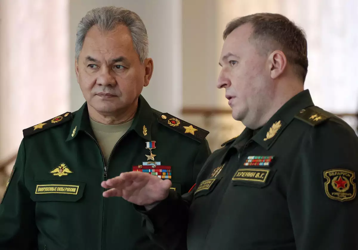 El ministro de defensa de Rusia Sergei Shoigu (a la izquierda) habla con su protraparte bielorrusa, Viktor Khrenin (a la derecha) en un encuentro en Minsk, Bielorrusia. 