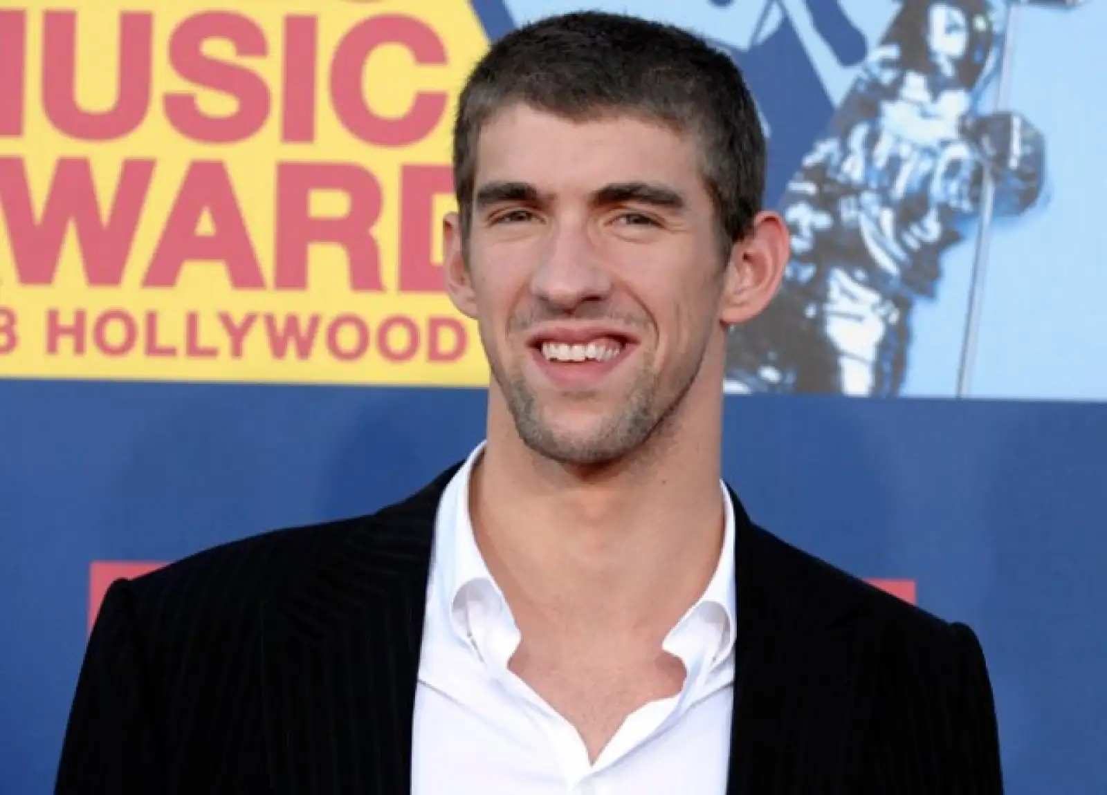 La Federación Estadounidense de Natación, USA Swimming, suspendió tres meses a Michael Phelps de toda competencia oficial, a raíz de la divulgación de una foto en la que aparece fumando mariguana, por lo que el atleta dejó abierta la posibilidad de no par