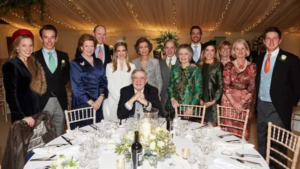 Nicholas Brandam, en la boda de su hermana, junto a la reina Sofía, Constantino e Irene de Grecia.