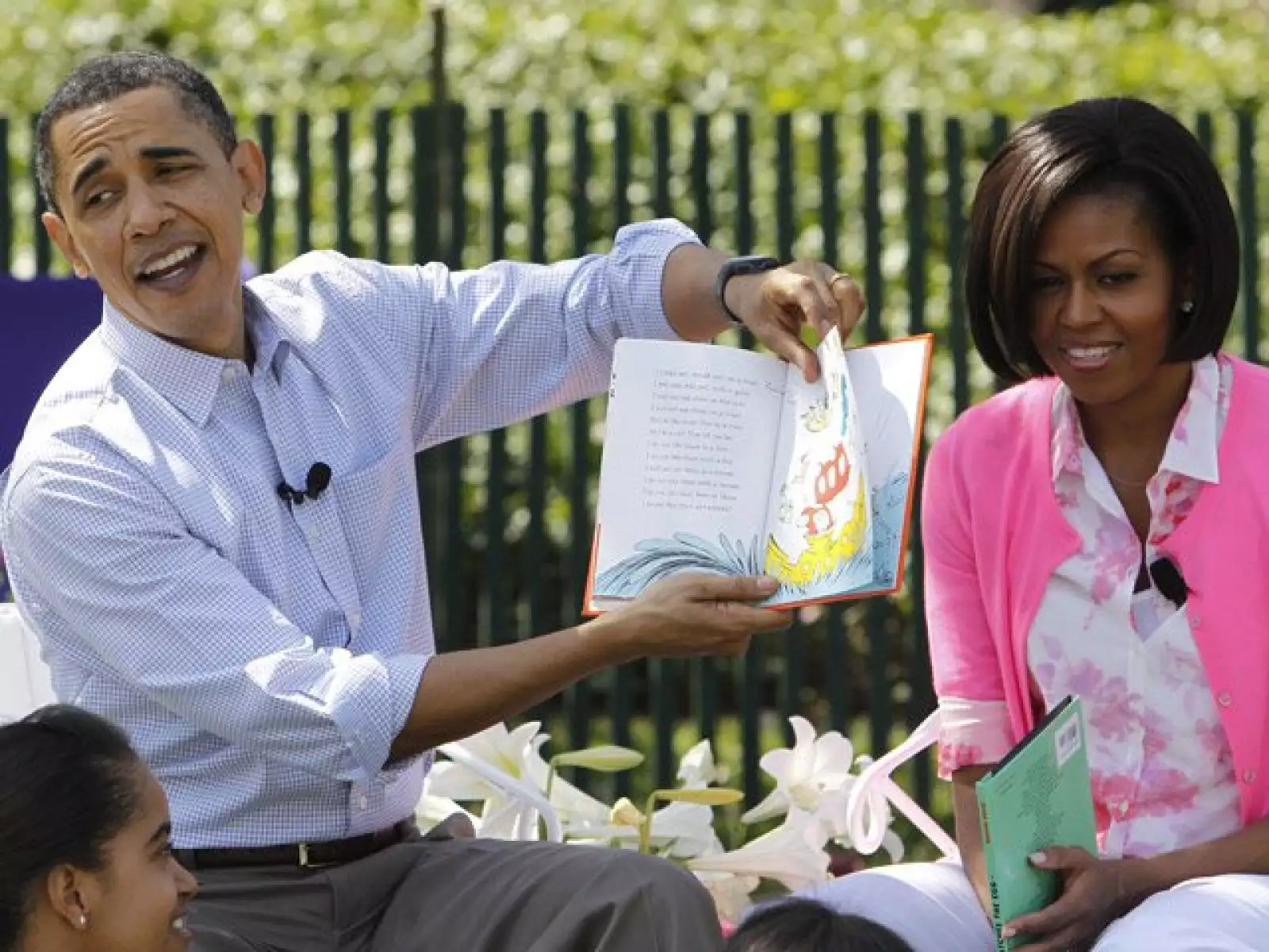 Miles de niños acompañados de sus padres invadieron hoy los jardines de la Casa Blanca para participar en la carrera de huevos de Pascua, alentados por la familia presidencial.