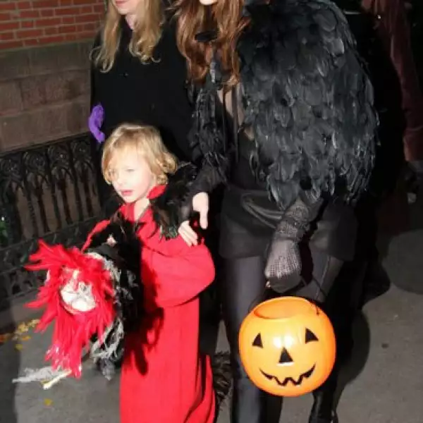 Liv Tyler y su hijo Milo William Langdo también se disfrazaron para el tradicional “truco o trato” en Nueva York.