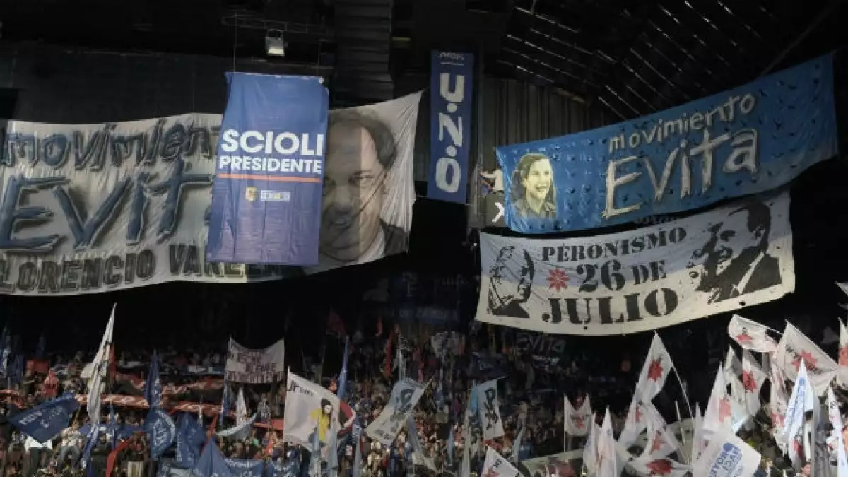 El partido oficialista de Argentina prepara los festejos de una aparente victoria en los comicios presidenciales