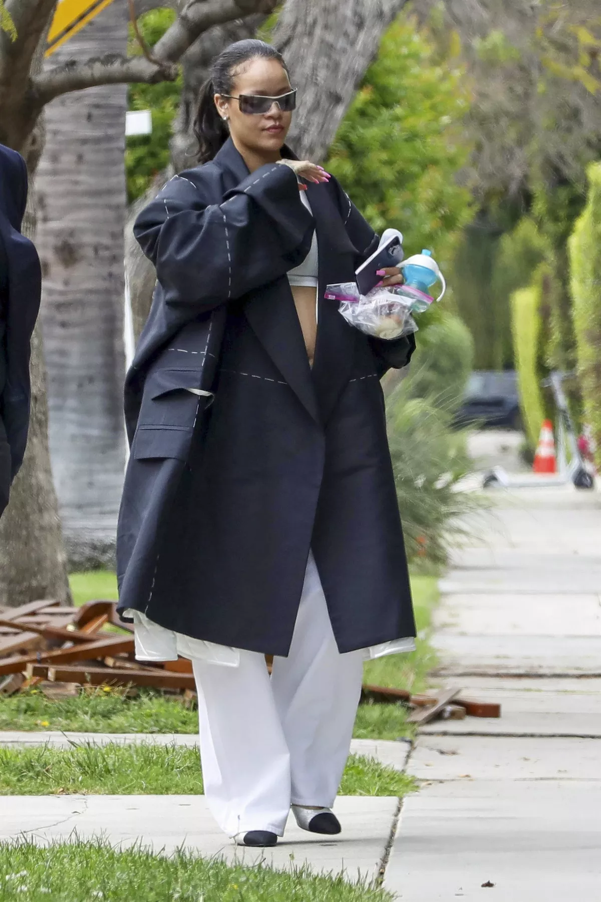 Rihanna con zapatos de Chanel en Los Ángeles. 