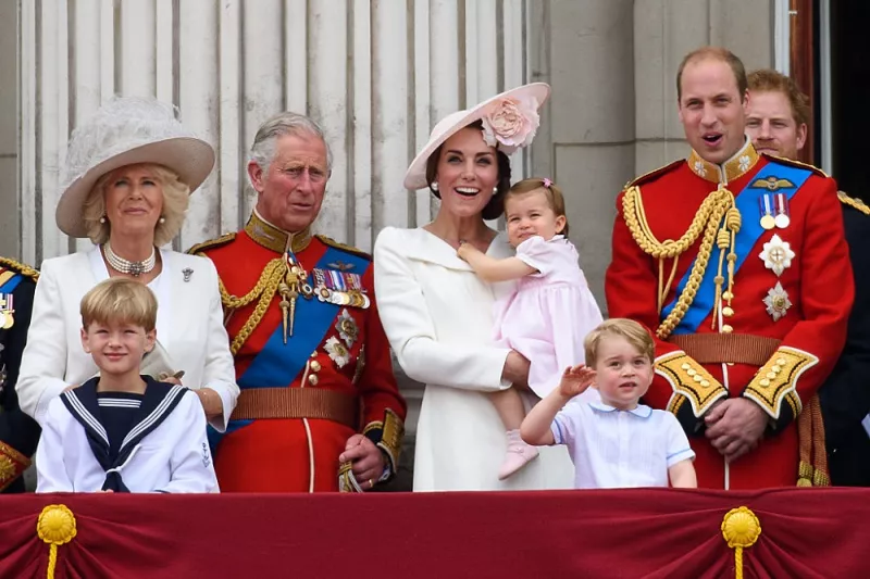 Camila Parker, príncipe Carlos, Kate Middleton, princesa Charlotte y el príncipe William