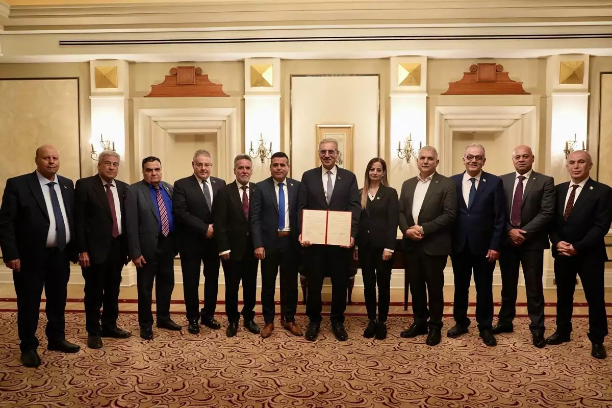 Una fotografía de folleto publicada por el Servicio de Información Estatal de Egipto muestra a Ali Shaath (C), jefe del nuevo comité tecnocrático palestino para la administración de la Franja de Gaza, posando con sus miembros durante la reunión inaugural del "Comité Nacional para la Administración de Gaza" (NCAG), en El Cairo el 18 de enero de 2026.